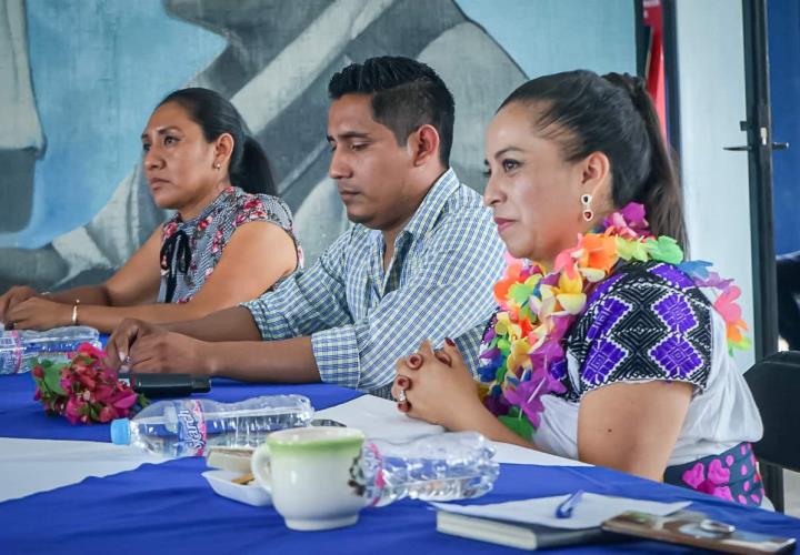 Formalizan Huautla y Xochiatipan proyectos de atención a mujeres