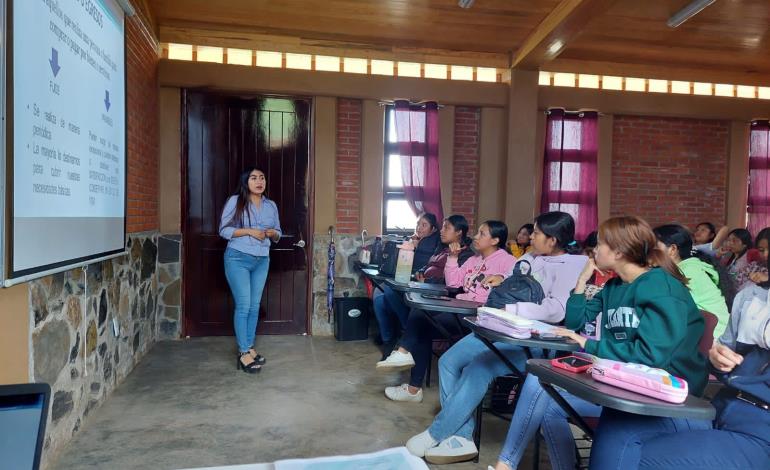 Impartieron seminario económico para la mujer