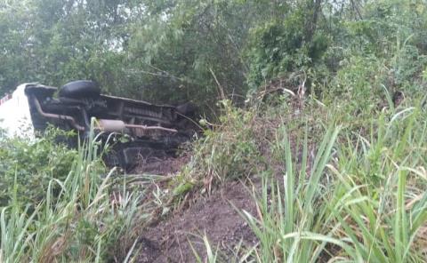 Urvan terminó al precipicio tras derrapar