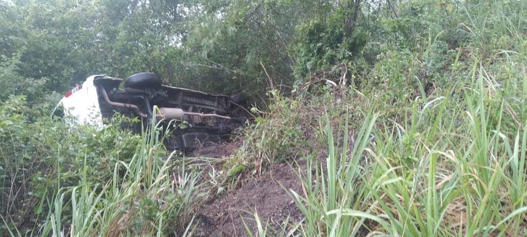 Urvan terminó al precipicio tras derrapar
