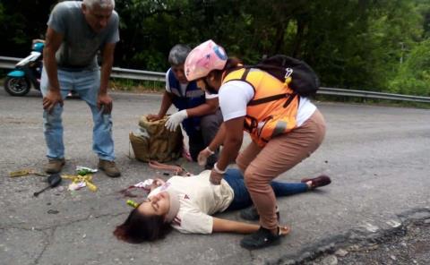 Aparatoso choque moto vs. camioneta