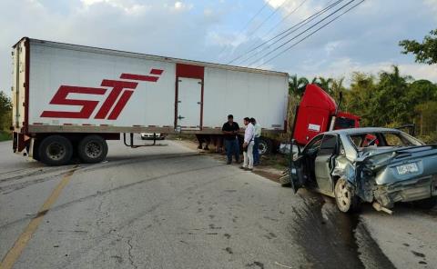 Auto se atravesó al paso de tráiler