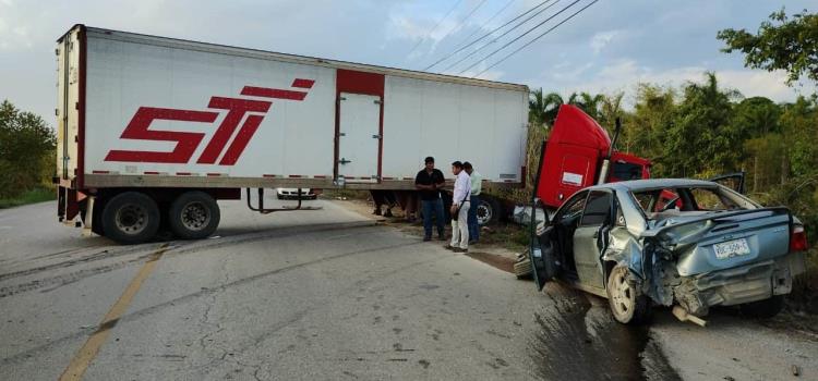 Auto se atravesó al paso de tráiler