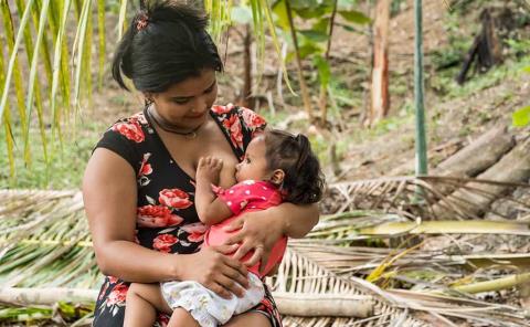 Madres amamantan por extrema pobreza: Autoridades de Salud 
