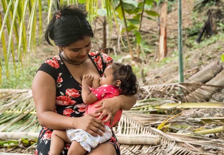 Madres amamantan por extrema pobreza: Autoridades de Salud 