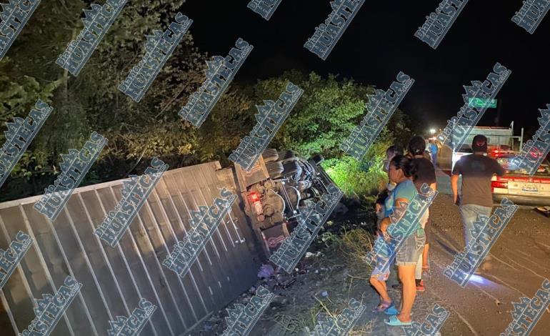 Volcó tráiler con ganado en la Alazán-Canoas