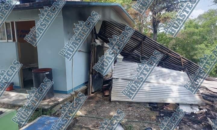 Fuego redujo a cenizas la bodega de una escuela 