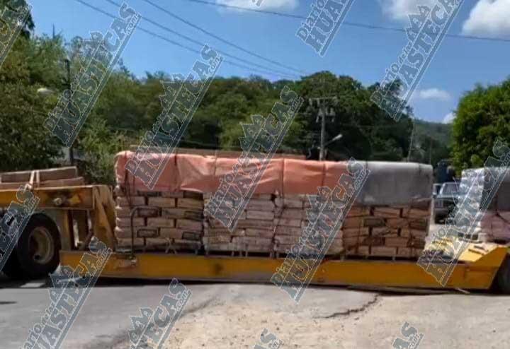 Tráiler atravesado provocó caos vial