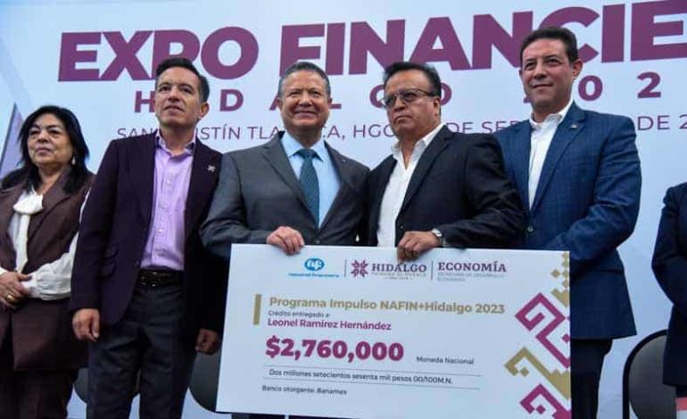 Entrega Menchaca Salazar créditos en beneficio de empresas hidalguenses