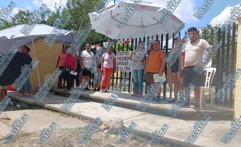 Padres de familia se manifestaron en primaria de Romantla