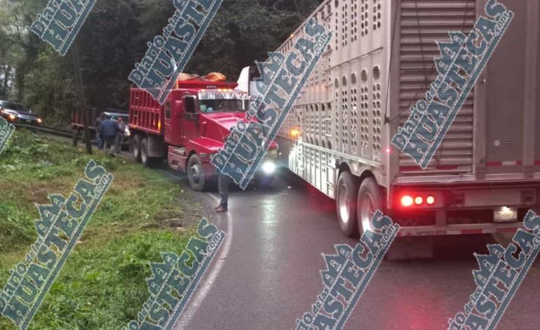 Camión chocó contra un tráiler