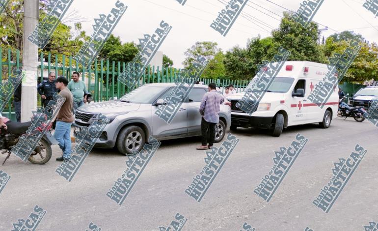 Conductor chocó contra camioneta frente al IMSS