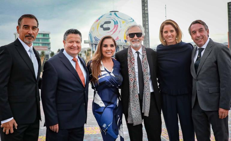 Gobernador reconoce a dos mujeres futbolistas