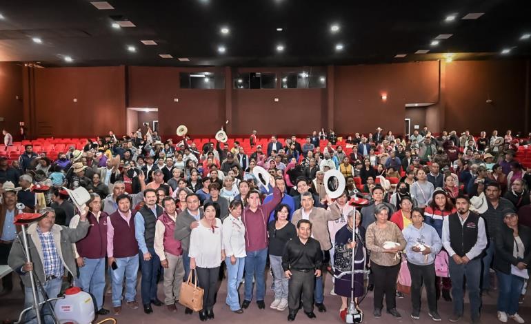 Entrega titular de la Saderh apoyos del "Programa Productivo para la Mujer Rural"