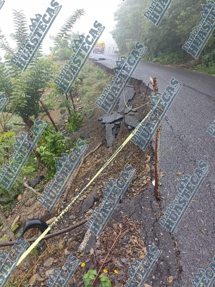 Conductores corren riesgos por derrumbes