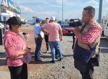 Apoyan pobladores a peregrinos en carretera 