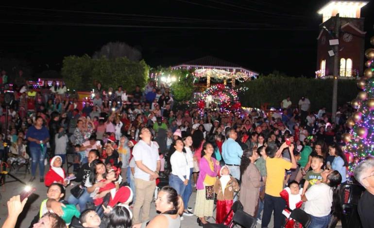 Ayuntamiento realizó encendido del árbol navideño