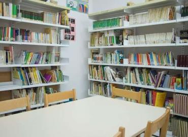 Acusan a bibliotecaria de realizar otras labores