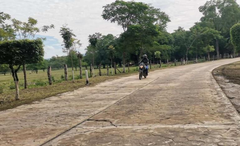 Se tronó pavimento de acceso principal