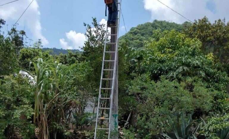 Dan mantenimiento correctivo a luminarias