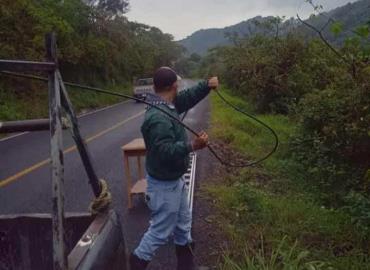 Mal clima complica labores de trabajadores en carretera