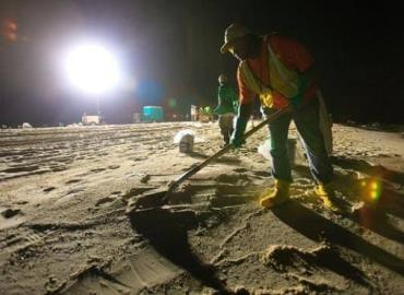 Realizan trabajos nocturnos para agilizar demolición de edificio