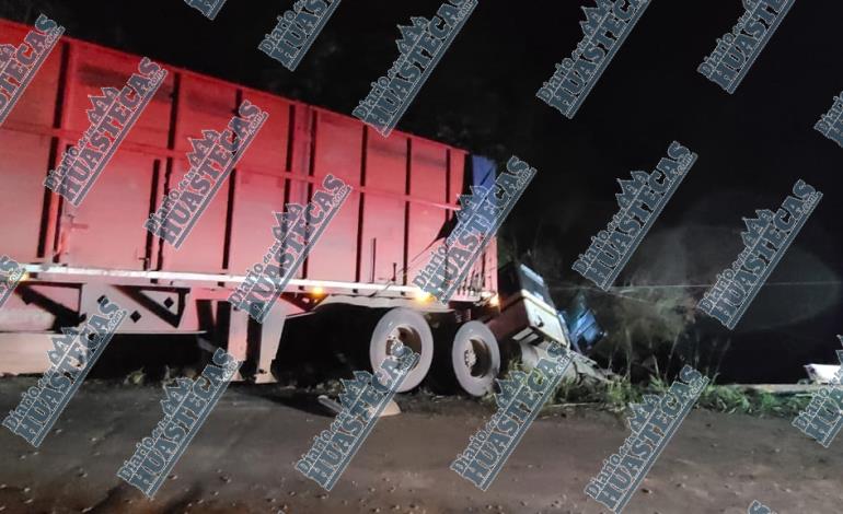 Tráiler casi cae de un puente