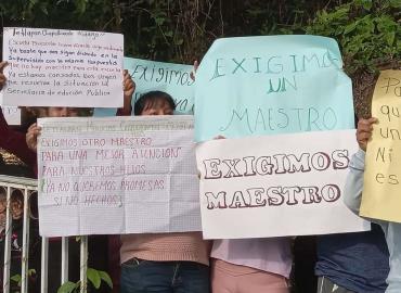 Un solo maestro atiende a 43 alumnos en Tetlalpan; APF explota contra autoridades