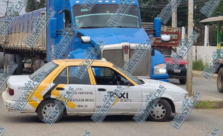 Tráiler impactó y arrastró a taxi 