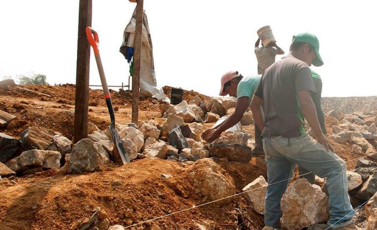 Albañiles buscan crear un sindicato