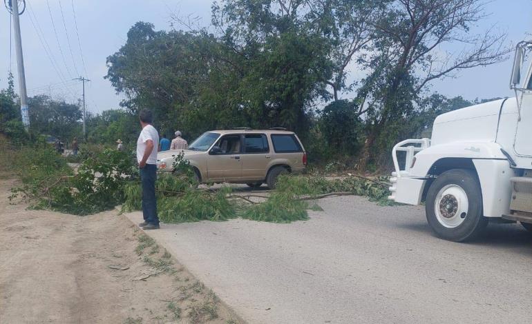 Bloquearon la carretera en Tequexquilico 