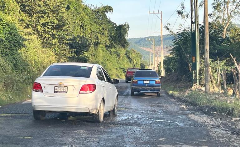 Aumentan quejas por baches en rúa