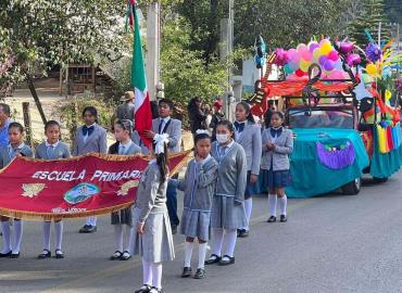 Planteles educativos desfilaron por el 166 aniversario de Tlanchinol