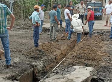 Habitantes molestos por obstrucción de carretera