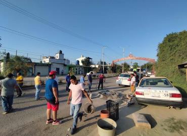 Taxistas taparon baches