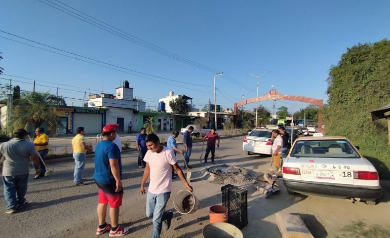 Taxistas taparon baches