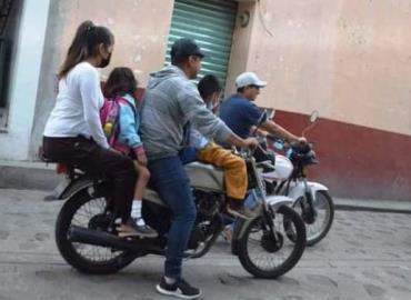 Motociclistas ponen en riesgo a infantes