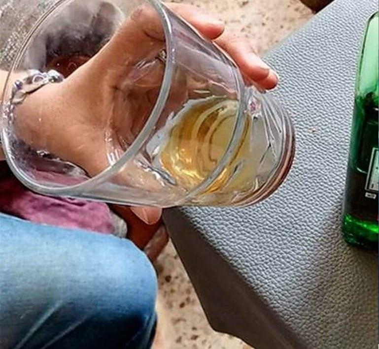 Alcoholismo afecta a adultos y jóvenes