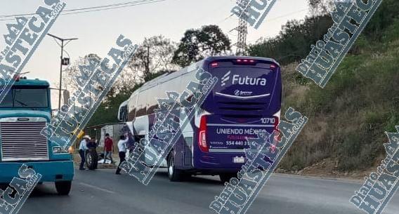 Autobús chocó contra poste