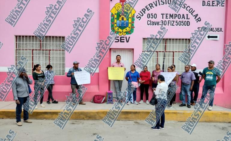 Padres de familia realizan protesta