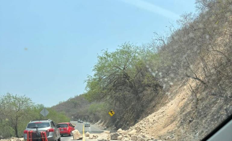 Enormes piedras quedaron sobre la vía de circulación 