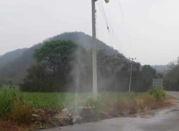 Reportan fuga de agua potable 