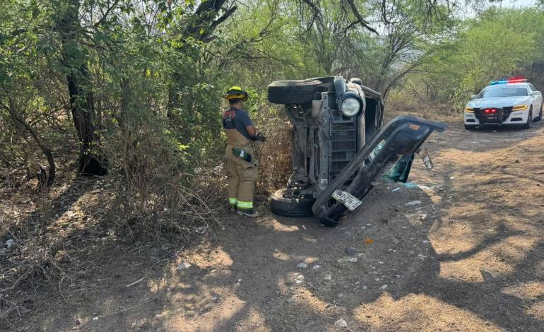 Dos lesionados en volcadura