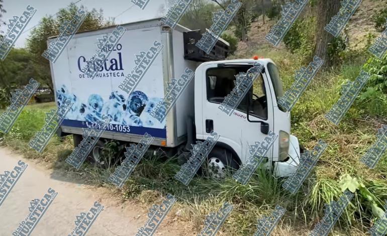 Camión se salió de la carretera 