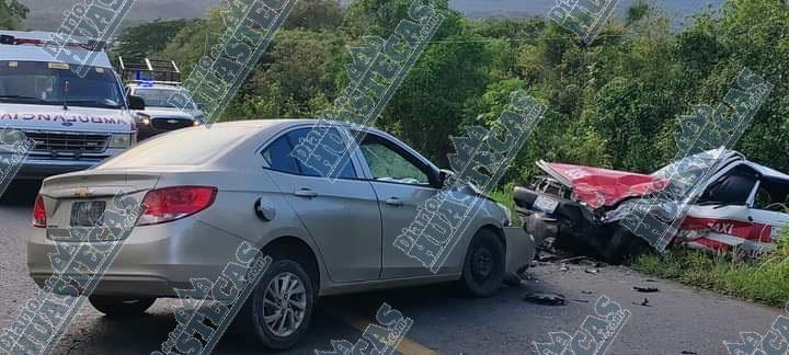 ¡Taxi chocó contra auto!