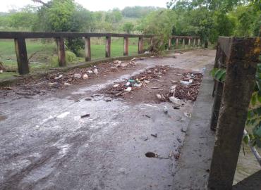 Limpian escombros arrastrados por la inundación