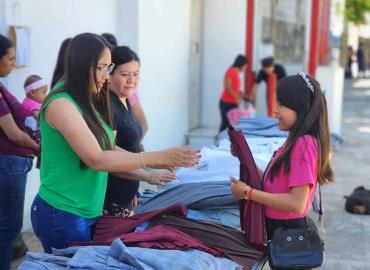 Realiza Briss Sánchez donación de uniformes escolares