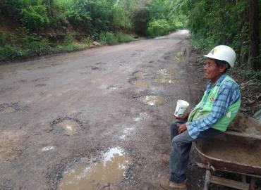 Pese a lluvias, adulto mayor continúa bacheando en Tampacán