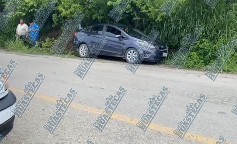 ¡Auto se salió de la carretera!