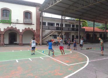 Realizan entrenamientos de baloncesto